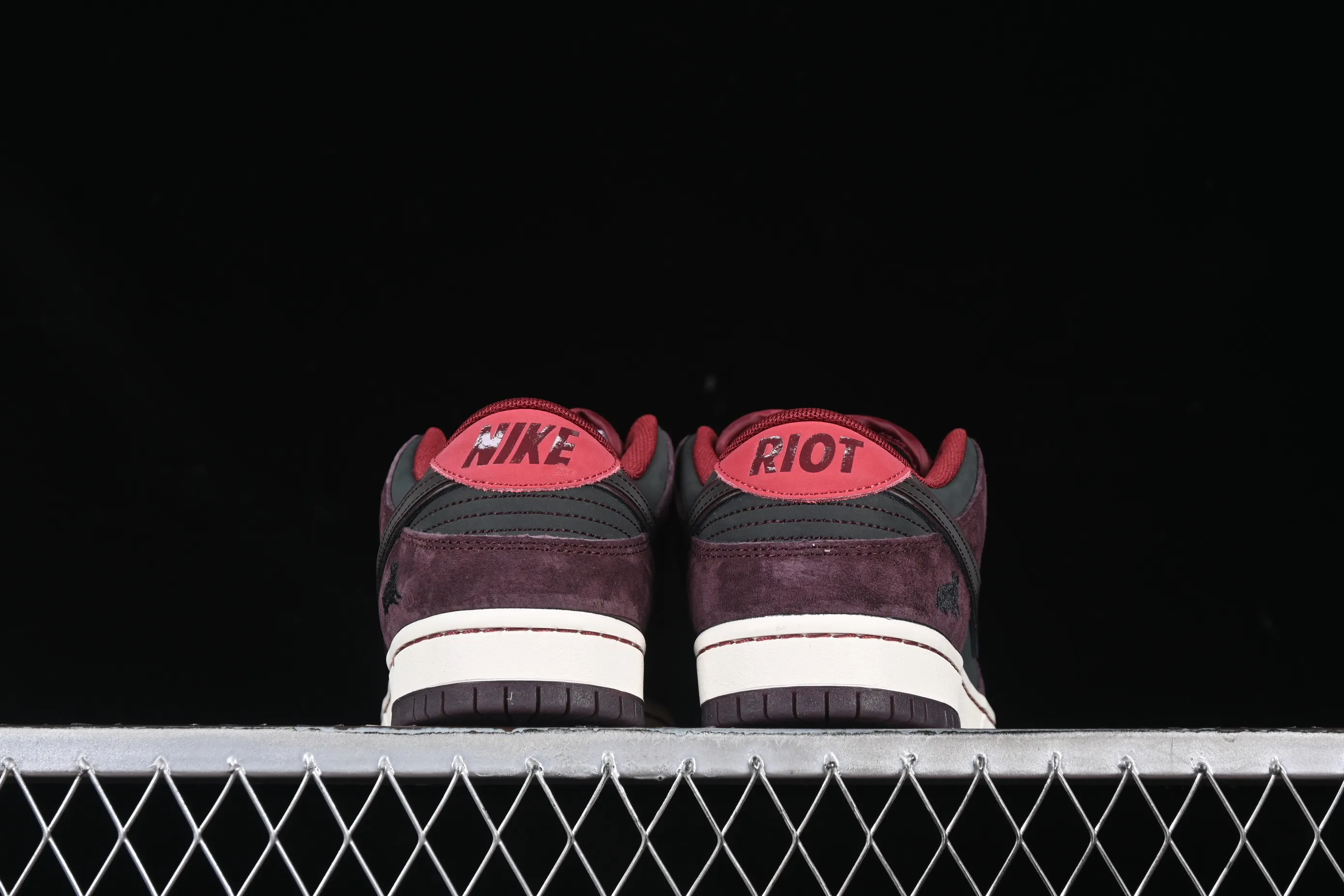 All categories Nk SB Dunk Series Nk SB Dunk Low low-top sneakers K version Riot Skateshop x Nk SB Dunk Low joint model Bordeaux red low-top casual sneakers FZ1289-200
